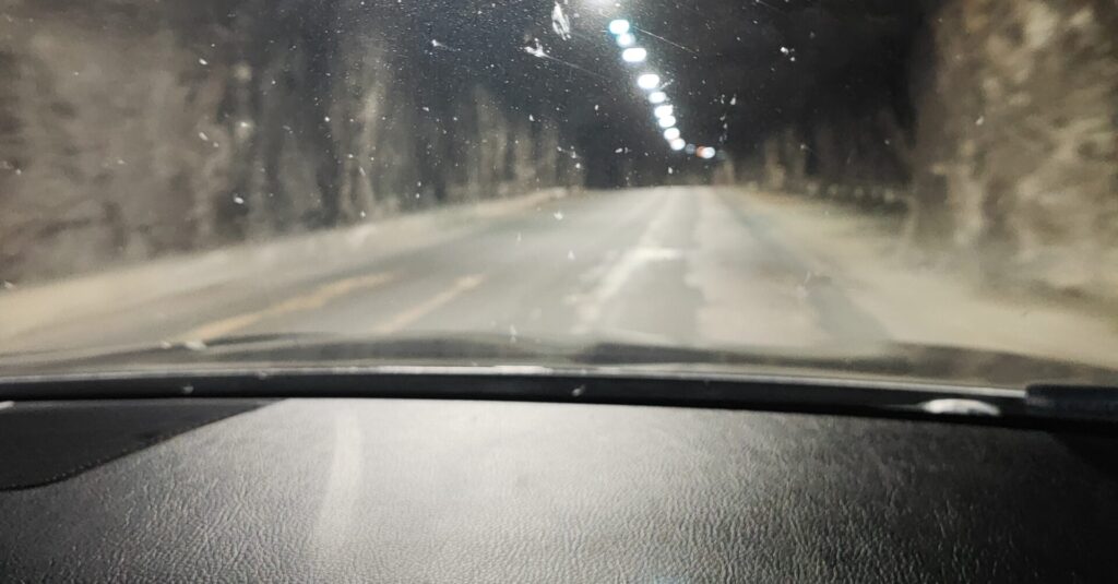 Tunel w Skale Gibraltarskiej ujęty z wnętrza samochodu